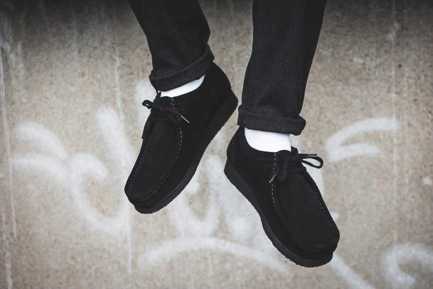 clarks-26133279-wallabee-black-suede-1