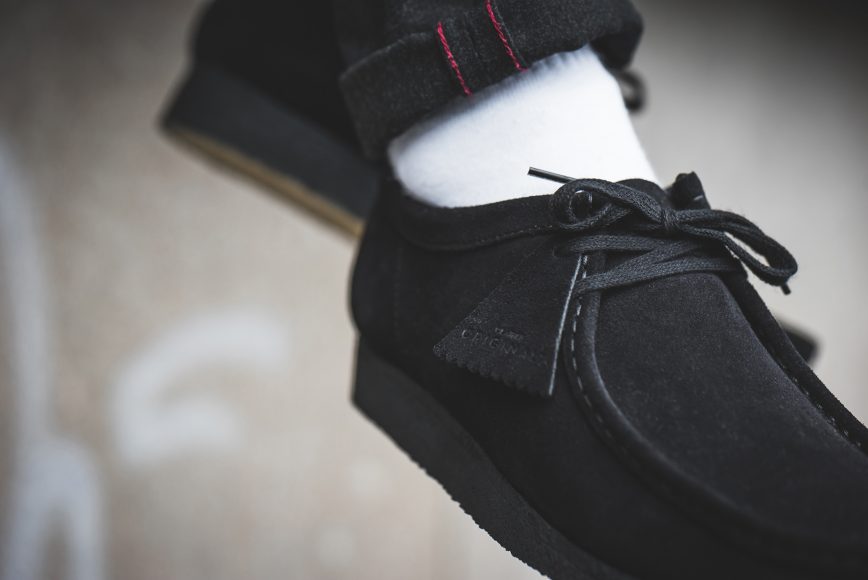 clarks-26133279-wallabee-black-suede-4
