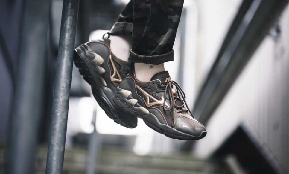 mizuno-wave-rider-1-tech-khaki-bronze-d1ga192837-mood-1
