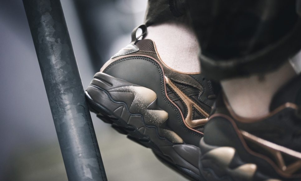 mizuno-wave-rider-1-tech-khaki-bronze-d1ga192837-mood-2