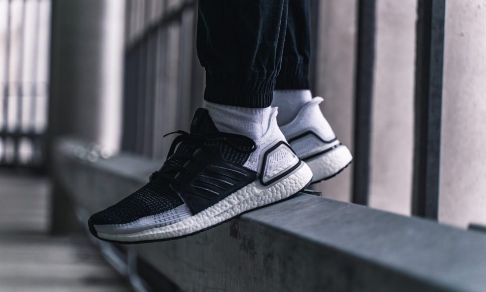 adidas-ultraboost-19-schwarz-weiss-b37704-mood-1