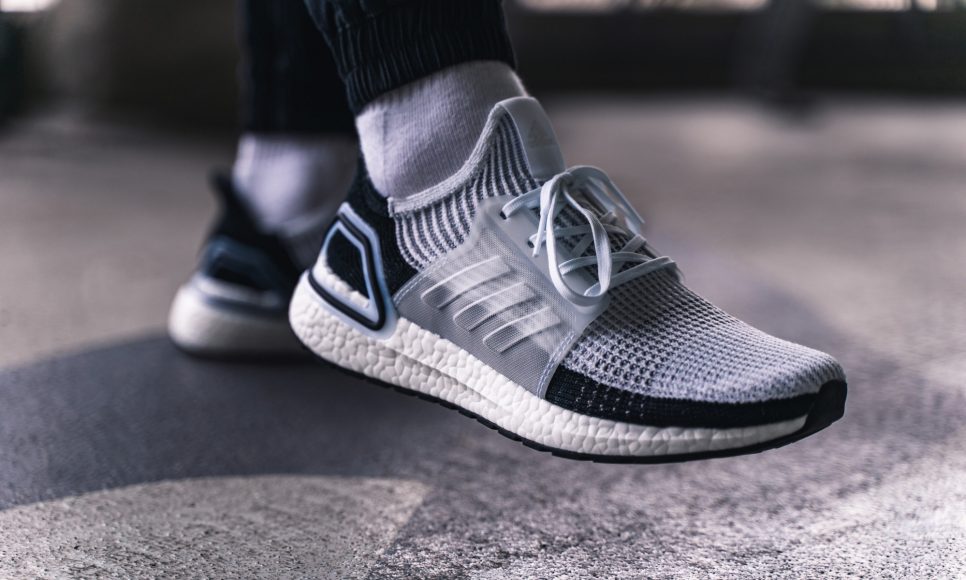 adidas-ultraboost-19-weiss-schwarz-b37707-mood-3