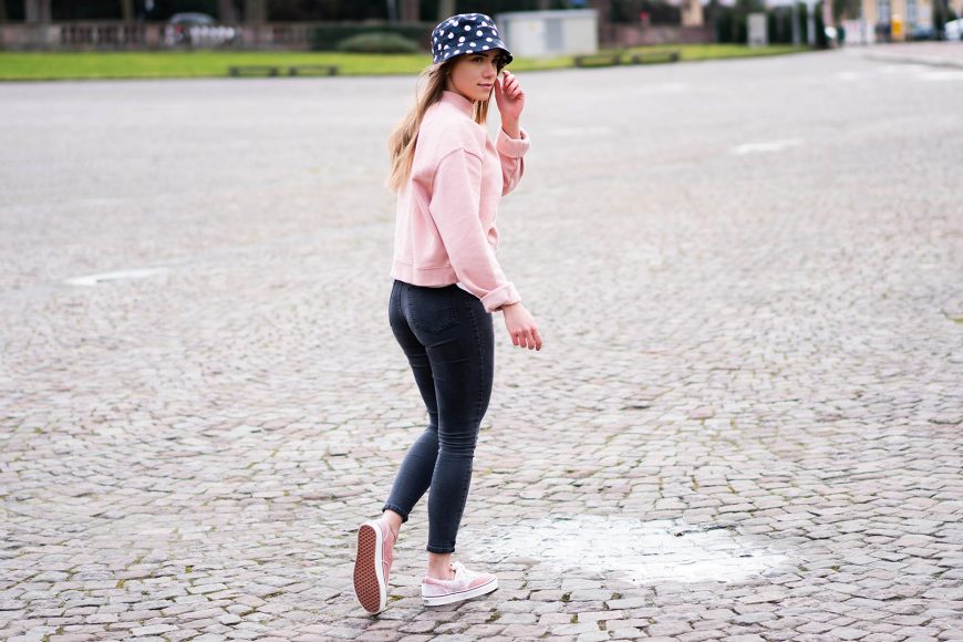 Vans-WOMEN-VN0A4U39WZV1-VN0A4MXBM0N1-Era-Bucket-Hat-Sandy-Liang-3
