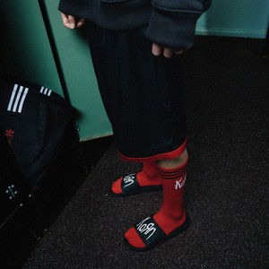 x KoRn Adilette (black)