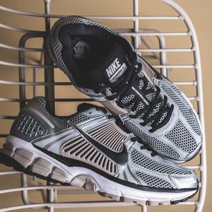 Zoom Vomero 5 (metallic silver / black / college grey)