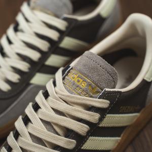 Handball Spezial (earth strata / warm vanilla)