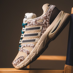 Adistar Control 5 W (off white / sand strata / dark brown)