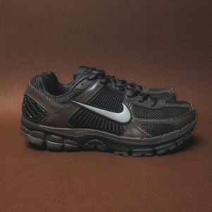 Zoom Vomero 5 (brown / black)